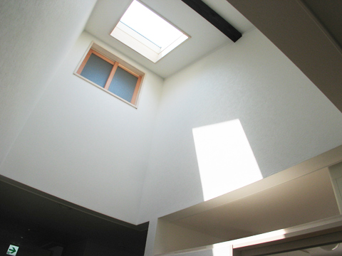 福岡市　介護施設　廊下には天窓から光が差し込む