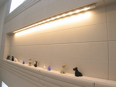 ＬＥＤ照明を埋め込んだキッチン背面飾り