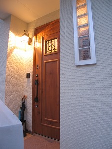 洋風の玄関とガラスブロック窓がオシャレにお客様をお迎えします 福岡市で注文住宅 家づくりの工務店は馬渡ホームへ