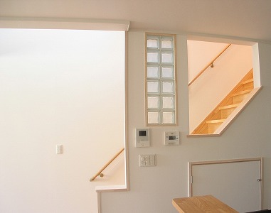 階段のガラスブロックがオシャレです 福岡市で注文住宅 家づくりの工務店は馬渡ホームへ