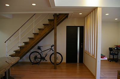 階段下は自転車置き場に 福岡市で注文住宅 家づくりの工務店は馬渡ホームへ