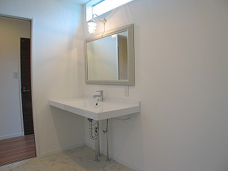 鏡にもこだわったシンプルな洗面台 福岡市で注文住宅 家づくりの工務店は馬渡ホームへ