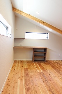 明るい小屋裏収納で作業できるカウンター