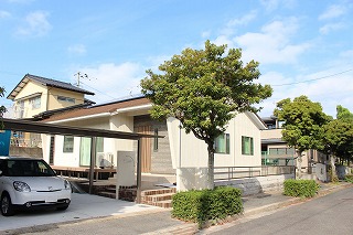 大きな片流れ屋根太陽光発電搭載