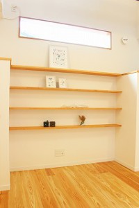 上の方に大きな窓で明るく暖かい